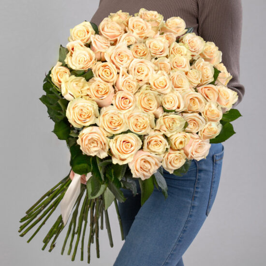 35 Кремовых Роз (70 см.)