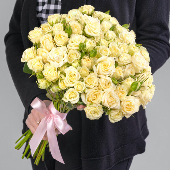 35 Кустовых Белых Роз (50 см.)
