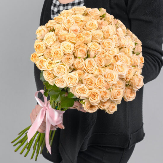 35 Кустовых Персиковых Роз (50 см.)