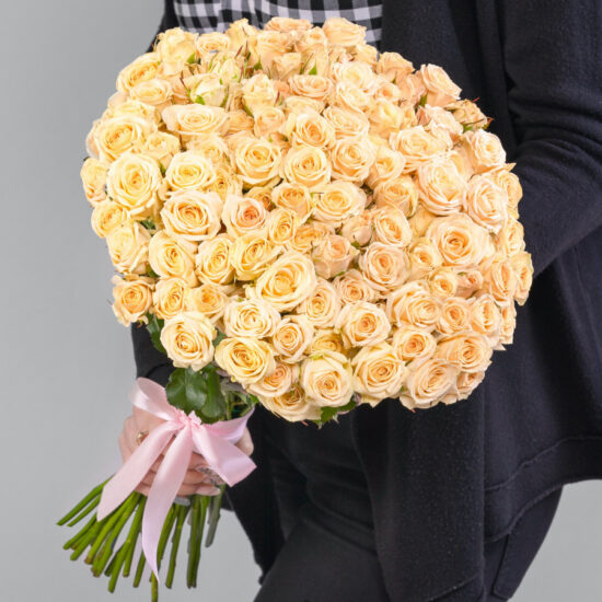 45 Кустовых Персиковых Роз (50 см.)