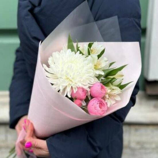 Хризантема , альстромерия , пионовидная роза.