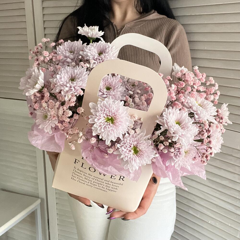 Гипсофилы и хризантемы в сумочке